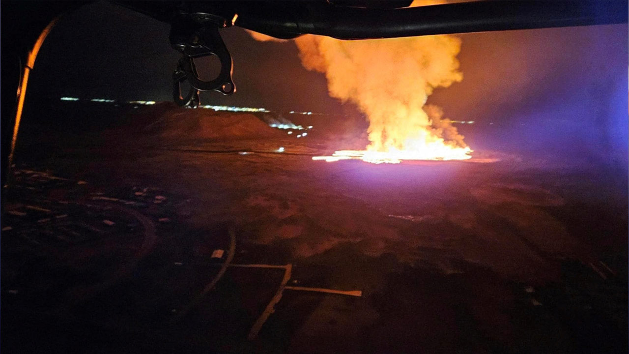 İzlanda'da yanardağ patladı... Tahliye başladı