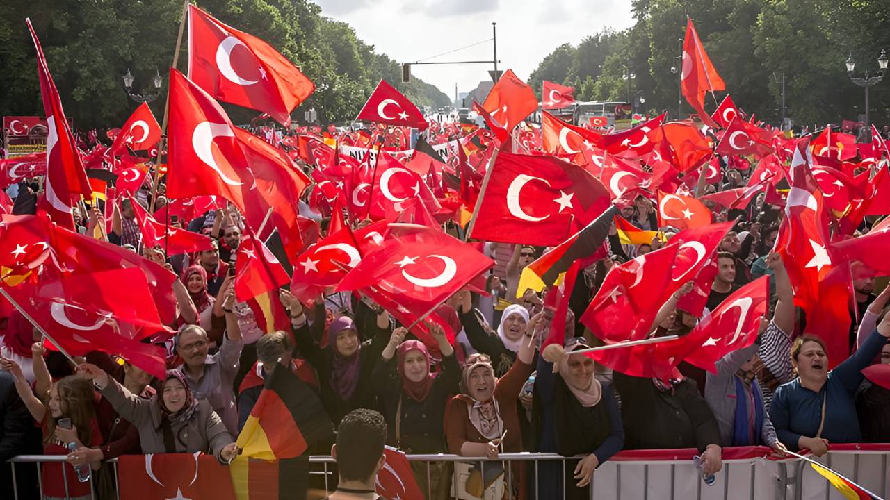 Almanya'da yaşayan Türklere çağrı: "Bu partiye oy vermeyin..."