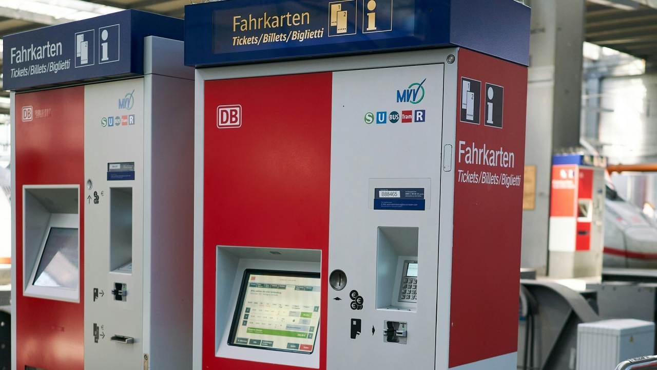 Bilet makinesinin arkasını açıp binlerce Euro çaldılar