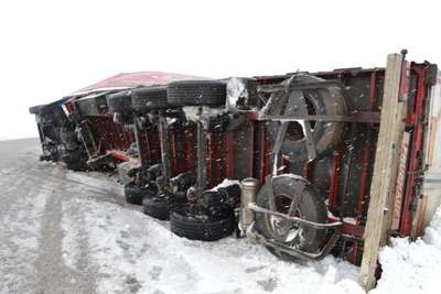 Kayan TIR, otomobilin üzerine devrildi: 5 yaralı