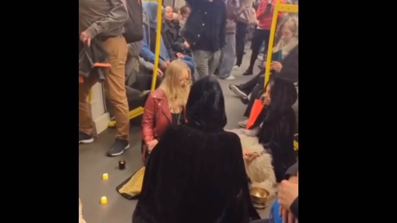 Berlin'de ilginç görüntü... U-Bahn'da cin çağırdılar
