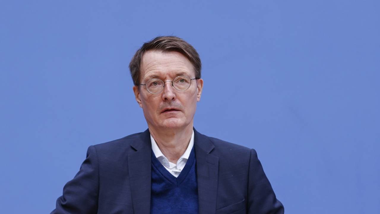 Alman Sağlık Bakanı, gazeteciyle ilişkisini açıkladı