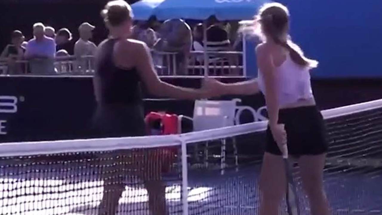 Tenis turnuvasında el sıkışınca tartışma başladı!