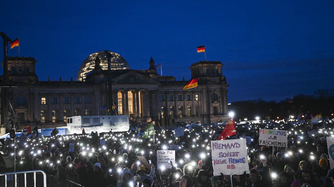 Berlin'de ışıl ışıl protesto