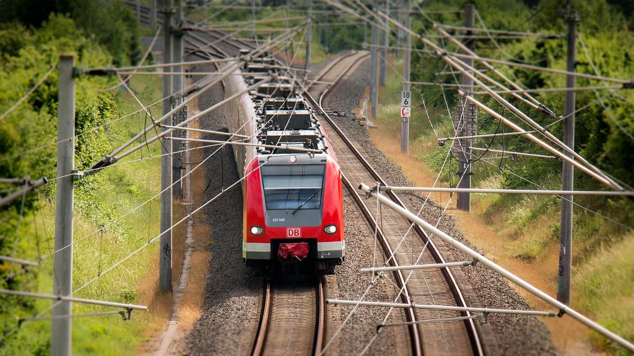 S-Bahn trenine tırmanan genci elektrik çarptı