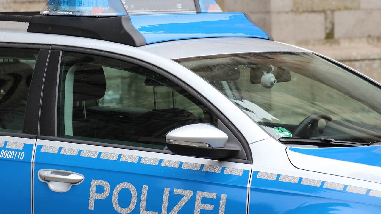 Polis karakolunun önünde esrar içince gözaltına alındı