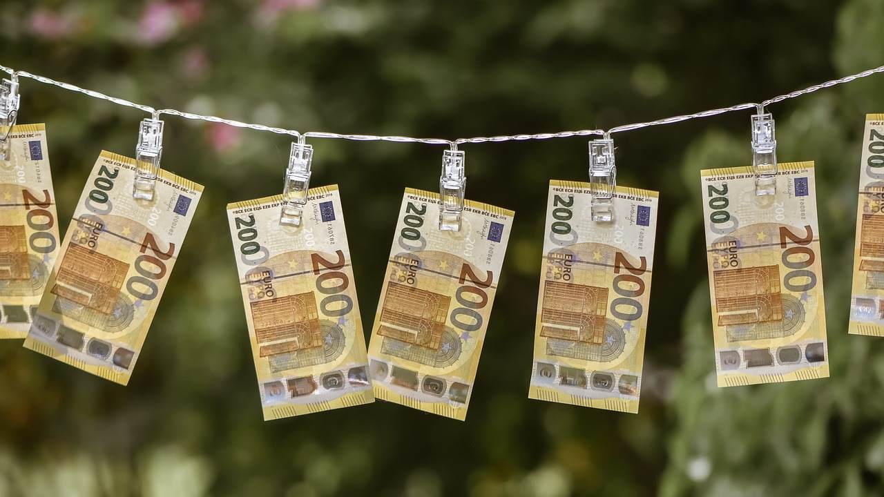 Almanya'da aşırı sağcılara devlet fonları kesildi