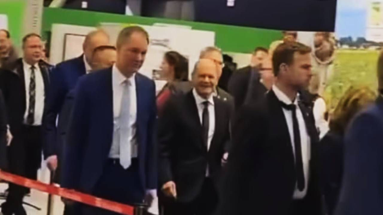 Scholz yürürken böyle seslendiler: "Manyak..."