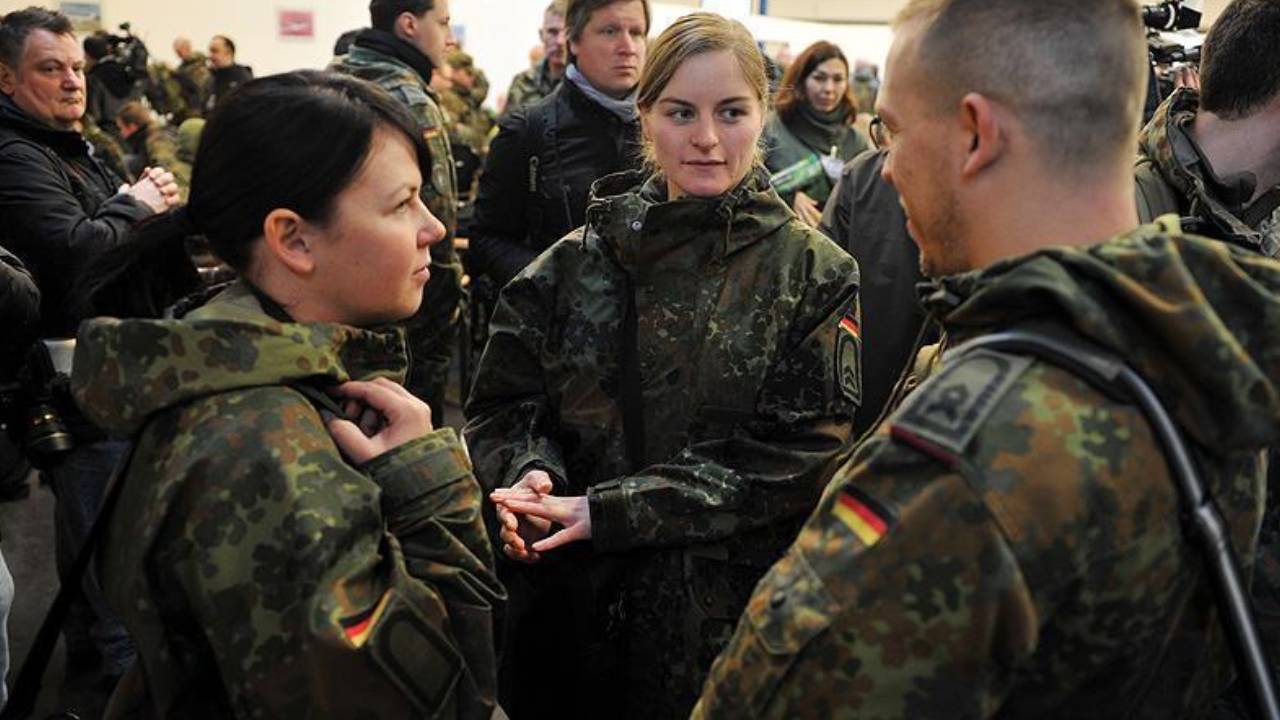 Alman ordusunun afişlerinde Türkçe çağrı