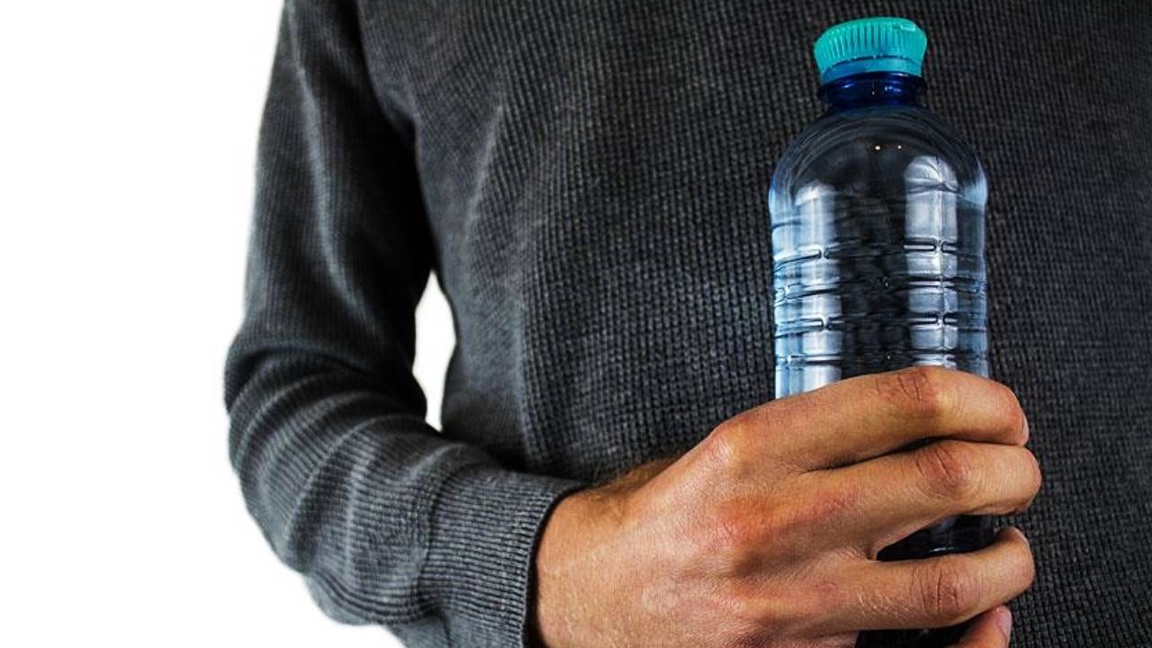 PET şişeden su içmenin zararları nelerdir? Eski araştırmaları boşa çıkaracak "plastik" bulgular...