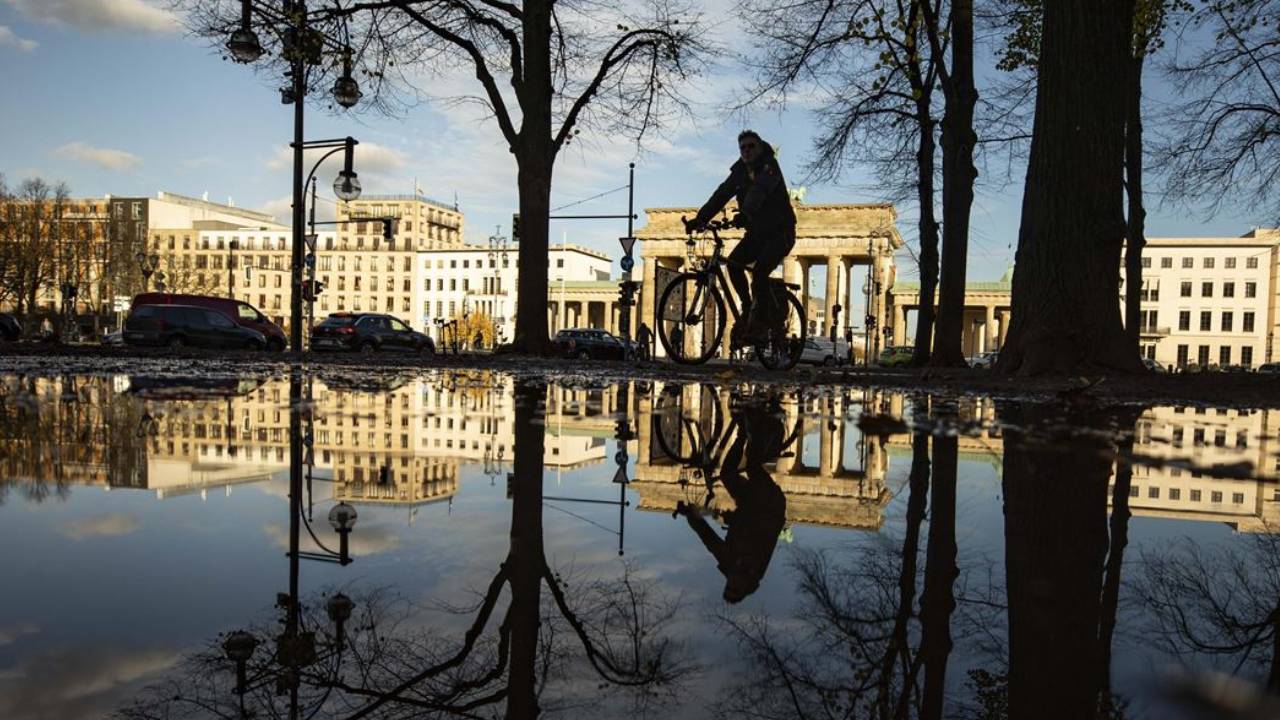 Berlin sokaklarında fay hatları çatlıyor: "Solcu kene" diyerek saldırdılar