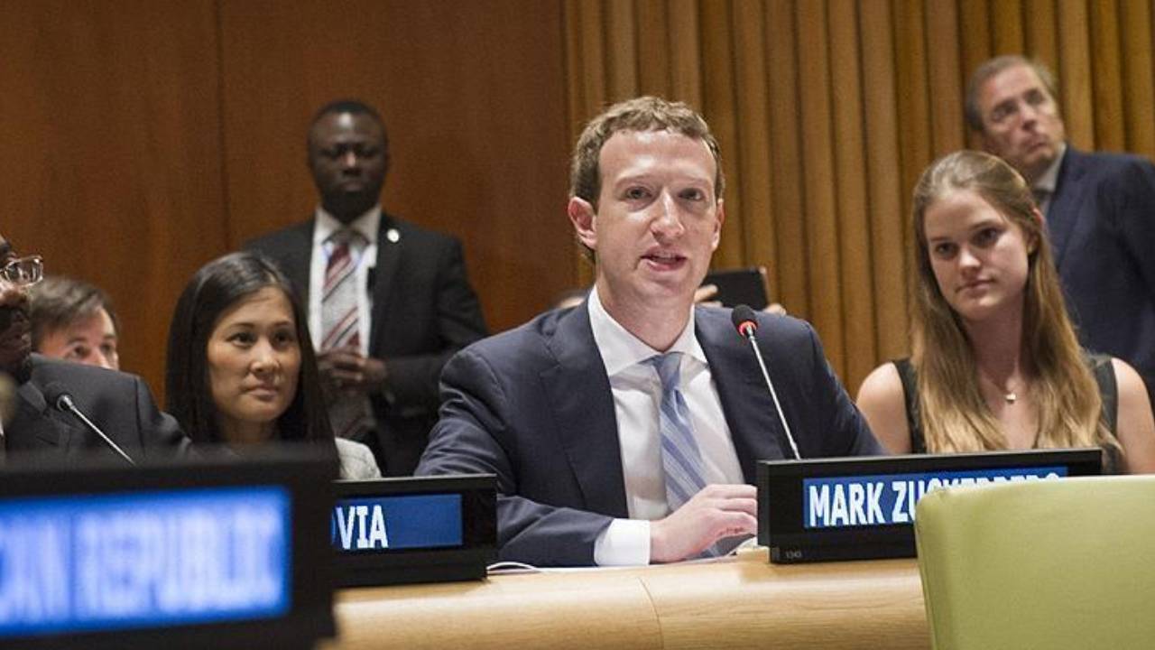 Facebook kurucusu aileler önünde özür diledi