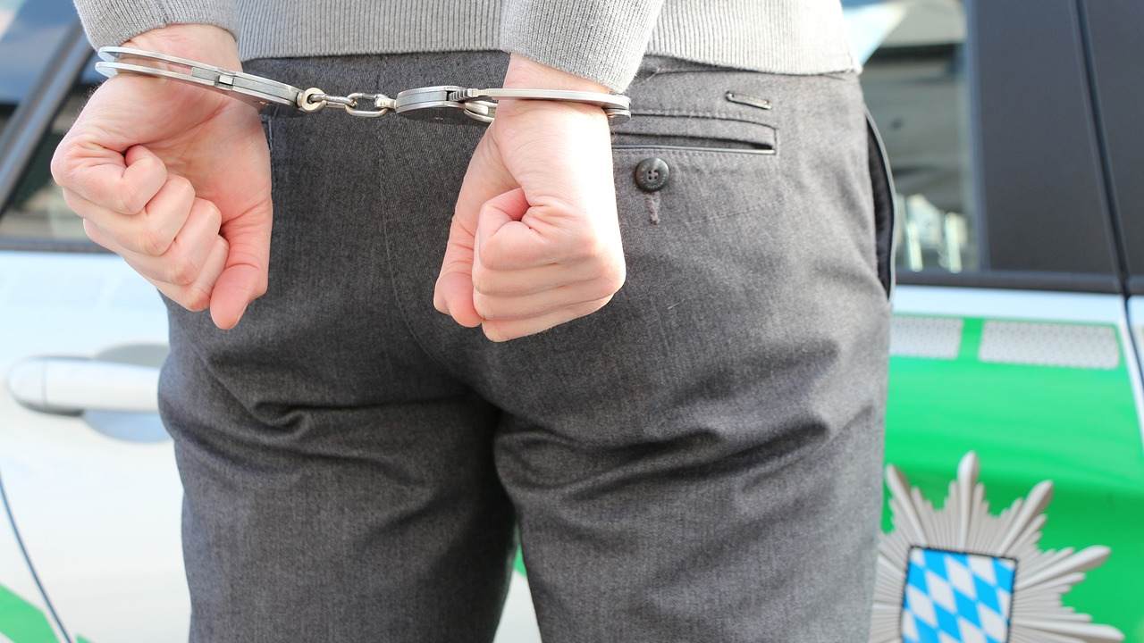 Almanya'da hem eşine hem polise kafa tutunca...