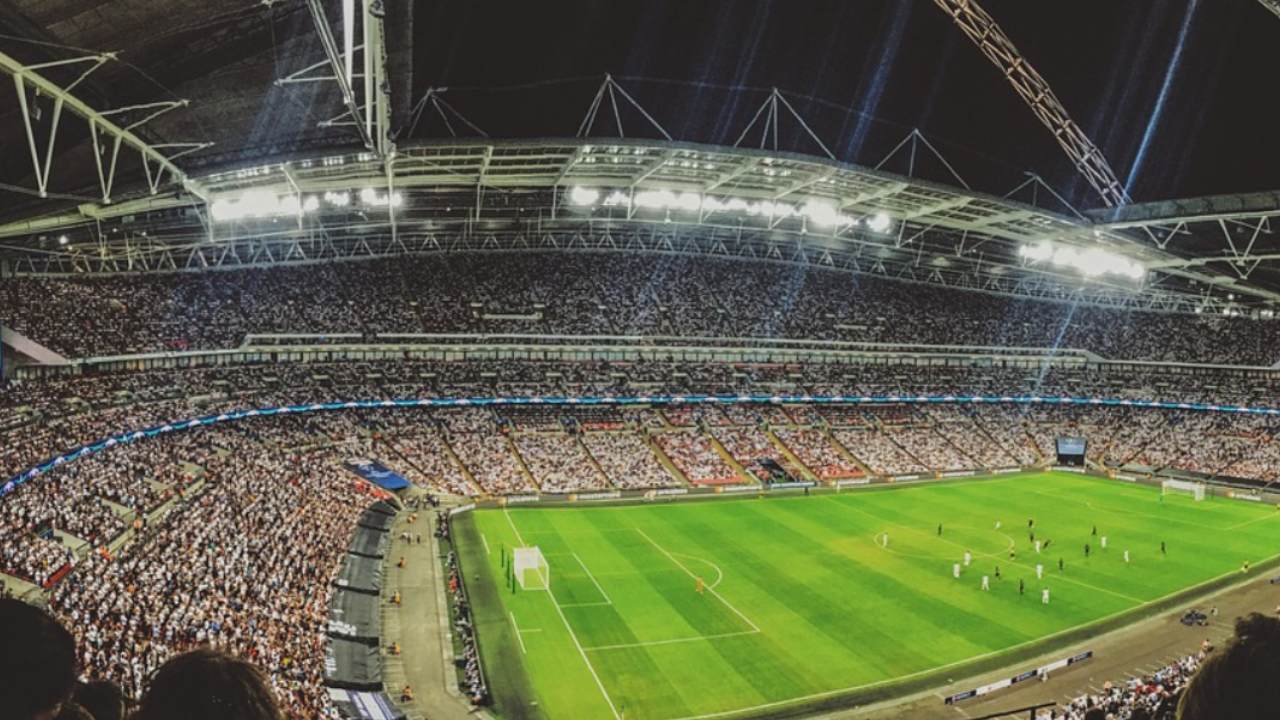 Almanya'da bir futbol maçında sahaya bir şey atarken artık iki kere düşüneceksiniz