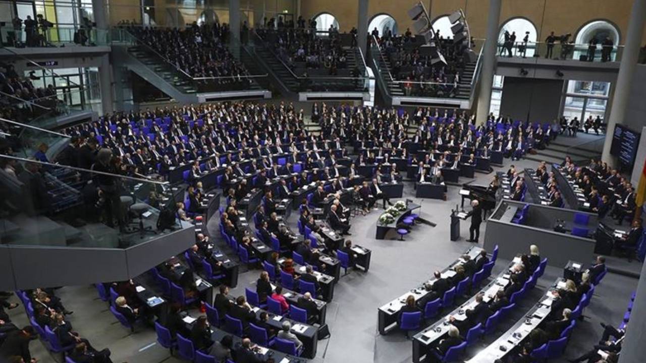 Almanya'da bir grup Meclis'in kapısına dayandı