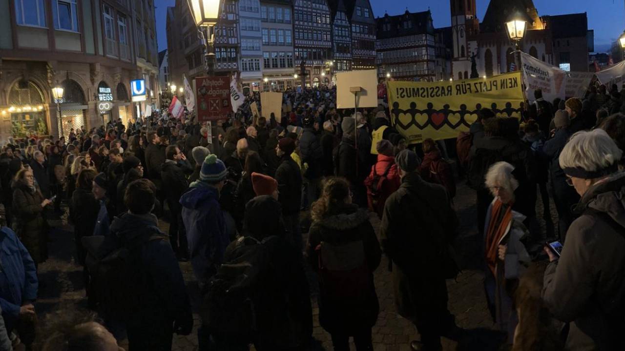 Frankfurt'ta on binler sokaklara döküldü