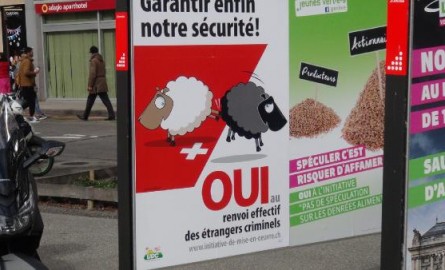 İsviçre’de ırkçı afişlere basından cevap