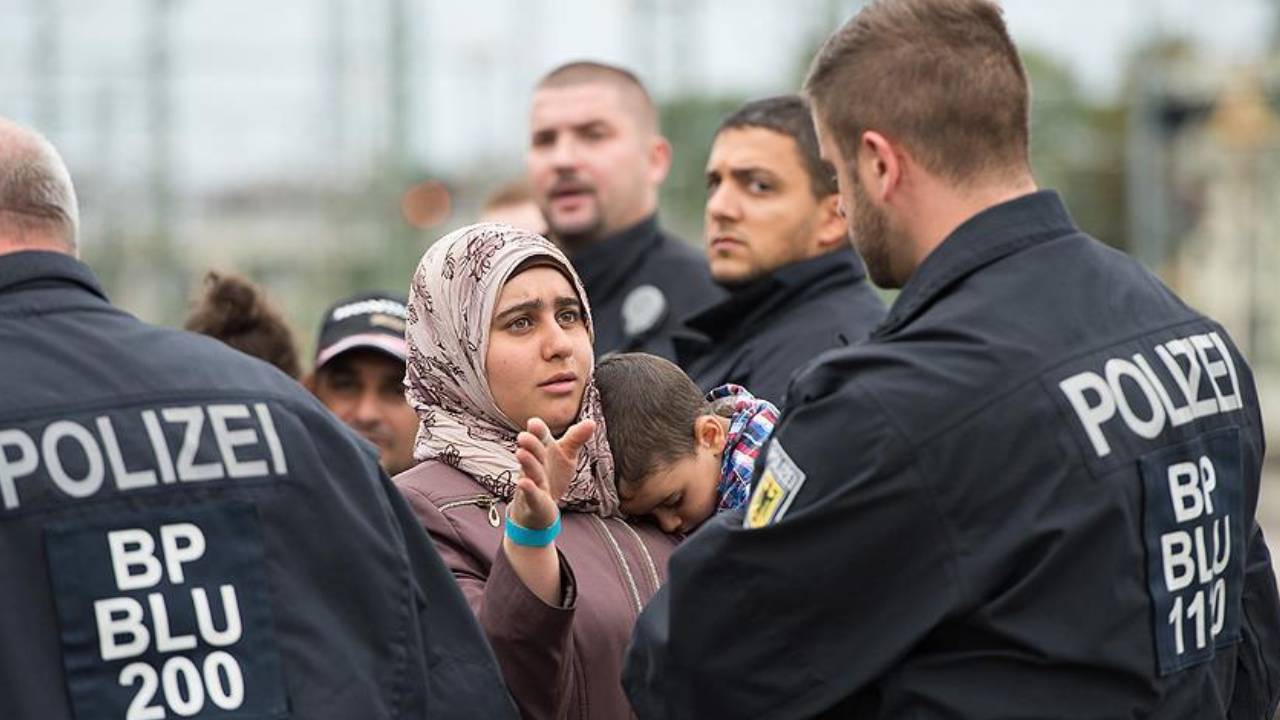 Türkiye'den geldiler: Suriyeli kadın ve 6 yaşındaki kızı Almanya'ya girmeye çalışırken yakalandı