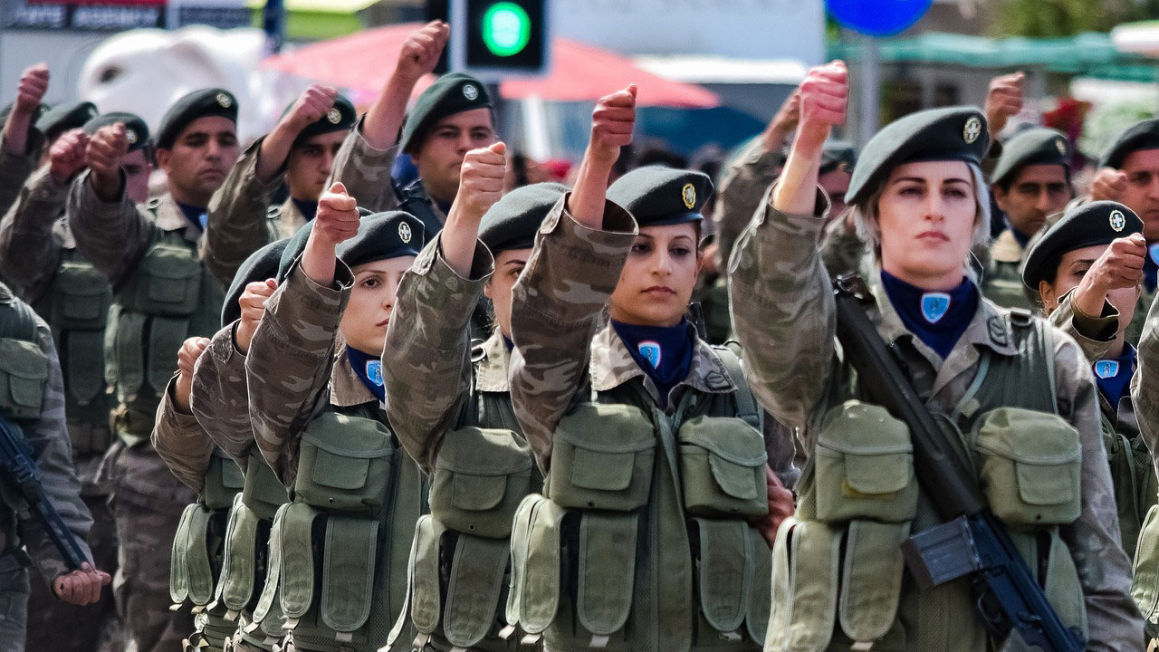 Şaka değil gerçek: Alman ordusunda Türk kadın askerler