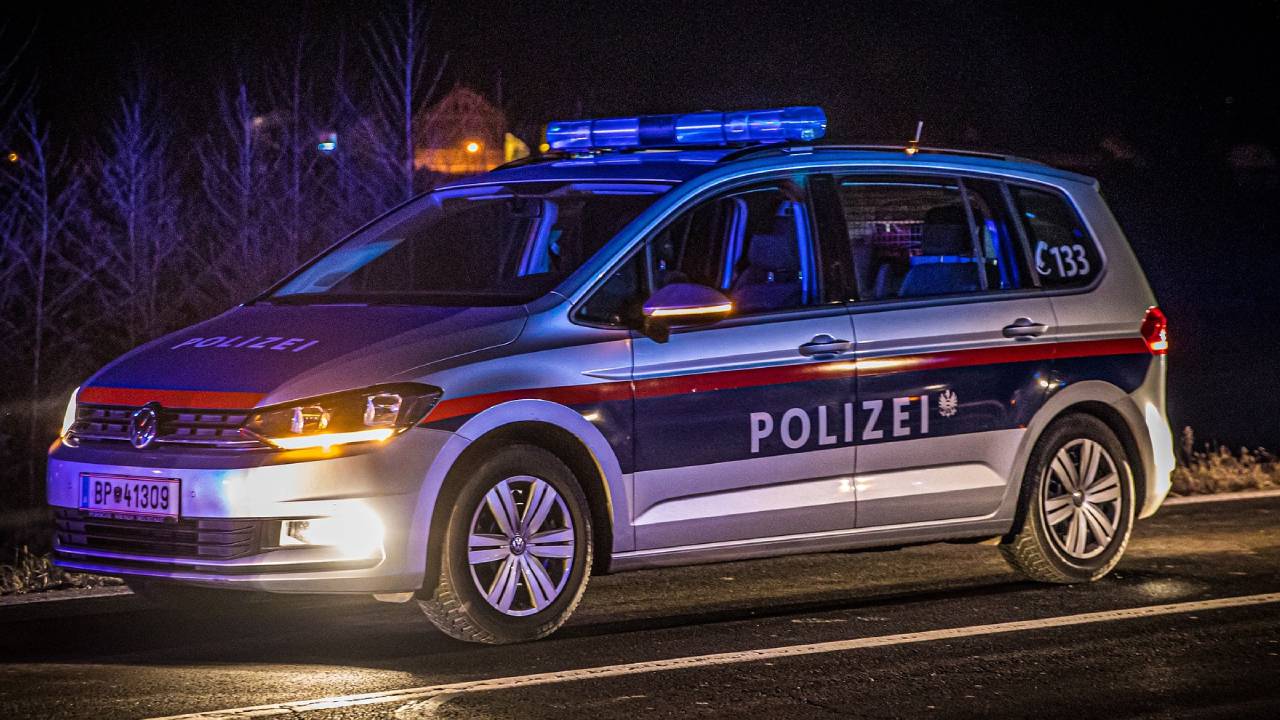 Berlin'de bir kadın, polis aracı kundakladı