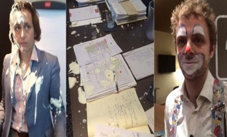 Mültecilerin vurulmasını isteyen politikacının suratına pasta fırlattılar
