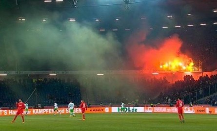 Wolfsburg taraftarı rakip tribünü yaktı