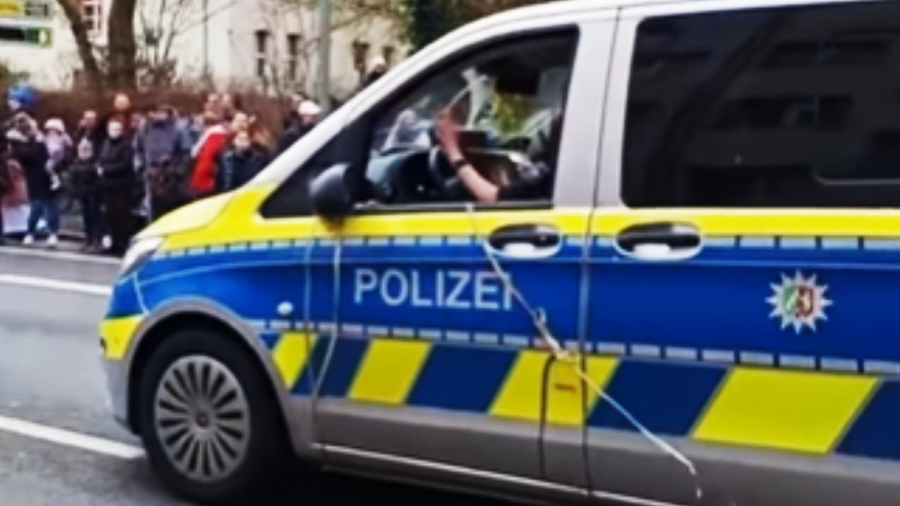 Alman polisler davul zurnayı duyunca böyle oynadı