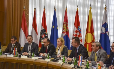 ‘Sığınmacı krizinin çözümü için sınır kontrolü şart’