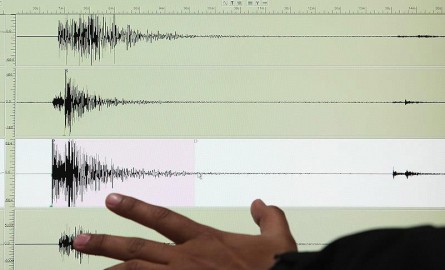 Endonezya 7.9 büyüklüğünde deprem