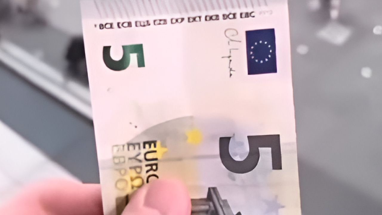 Berlin'de havadan para yağdı