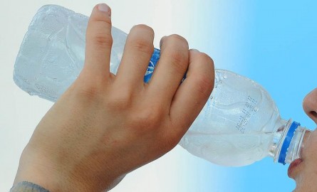 Plastik şişelerin zararları saymakta bitmiyor