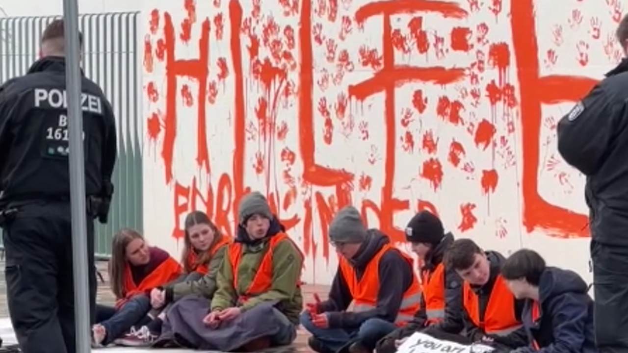 Alman Başbakanlık binasının duvarına "İmdat" yazdılar, gözaltına alındılar