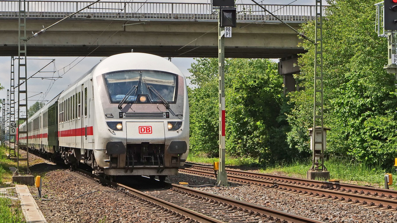 Almanya'da önceden duyurulmadan yüzlerce tren seferi iptal edilecek