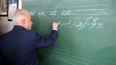 Vali, öğrencilerle birlikte süt içti