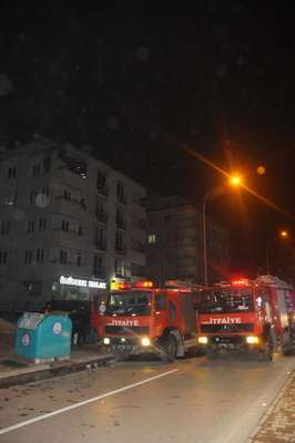 YANGIN ÇIKAN 4'ÜNCÜ KATTAKİ EVDEN ATLADI, YARALANDI