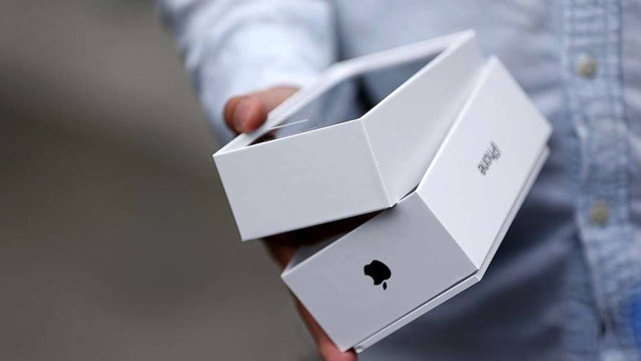 Kargo çalışanının tezgahı ihbarla bozuldu: Taşıdığı iPhone'lara el koymuş