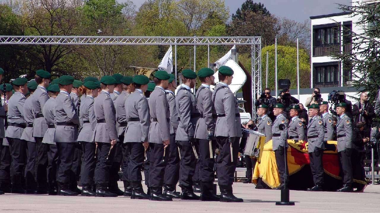 Almanya'da okullara askeri ziyaretler, askerlerin okullarda ne işi var?