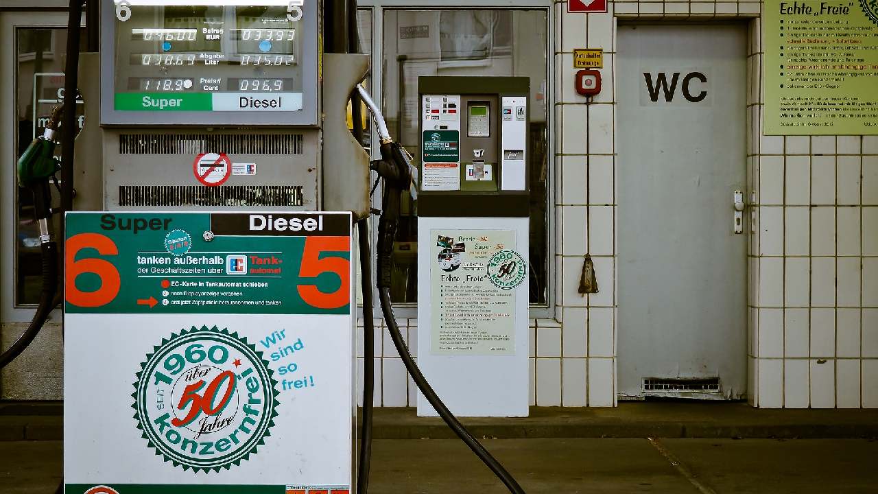 Almanya'da araç sahiplerine yeni haber, eski yakıtlar tarihe karışacak...