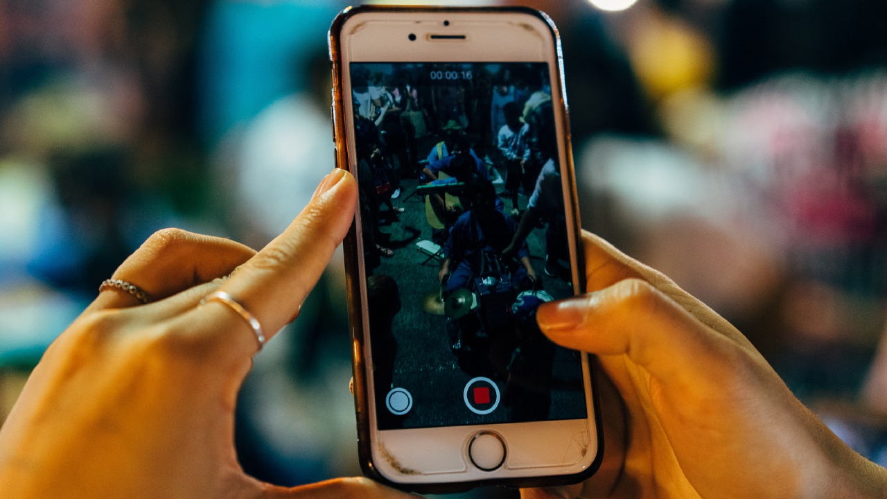 Tiktok'a içerik üreten polis memuru meslekten men edildi