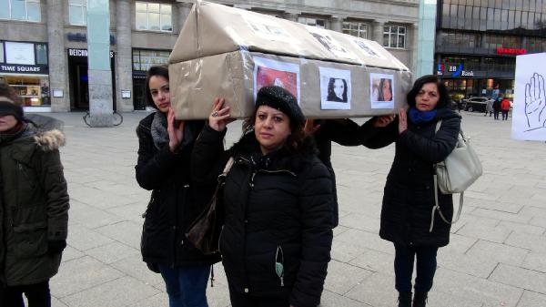 Köln'de kadınlar sembolik tabut taşıdılar