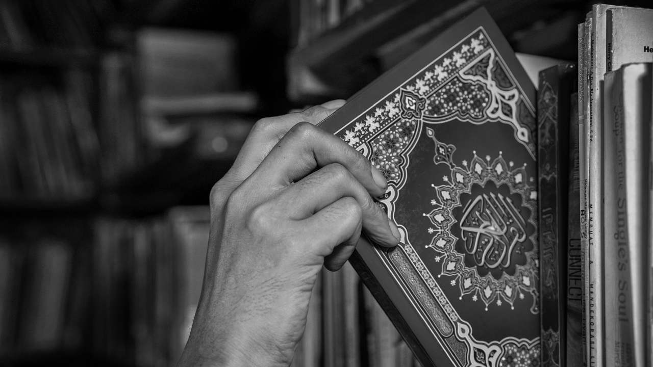 Almanya'da Türk ailenin evinde beklenmedik misafir: Hırsız oturma odasında Kuran okuyordu