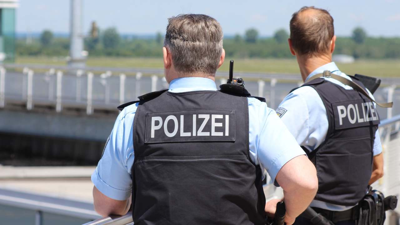 Almanya'da yüzlerce polis memuru hakkında soruşturma başlatıldı: Demokrasi için büyük tehlike