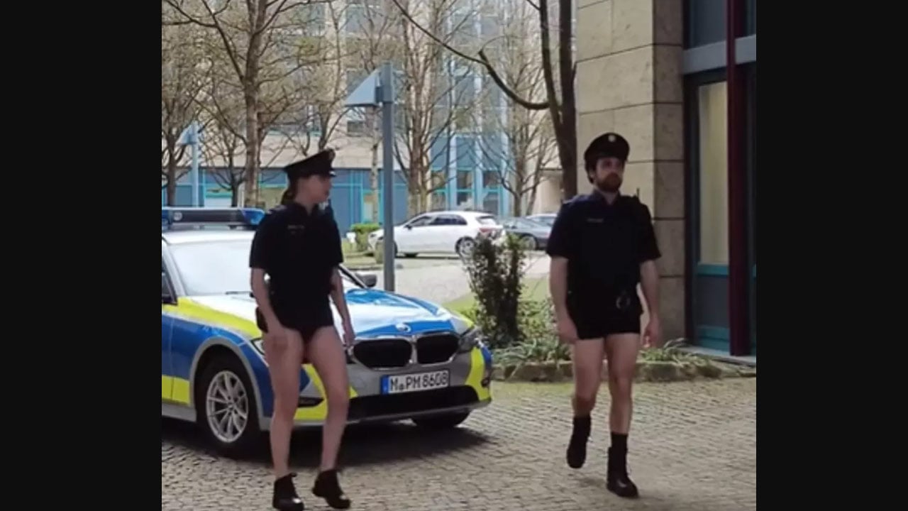 Almanya’da bu kez polisler soyundu