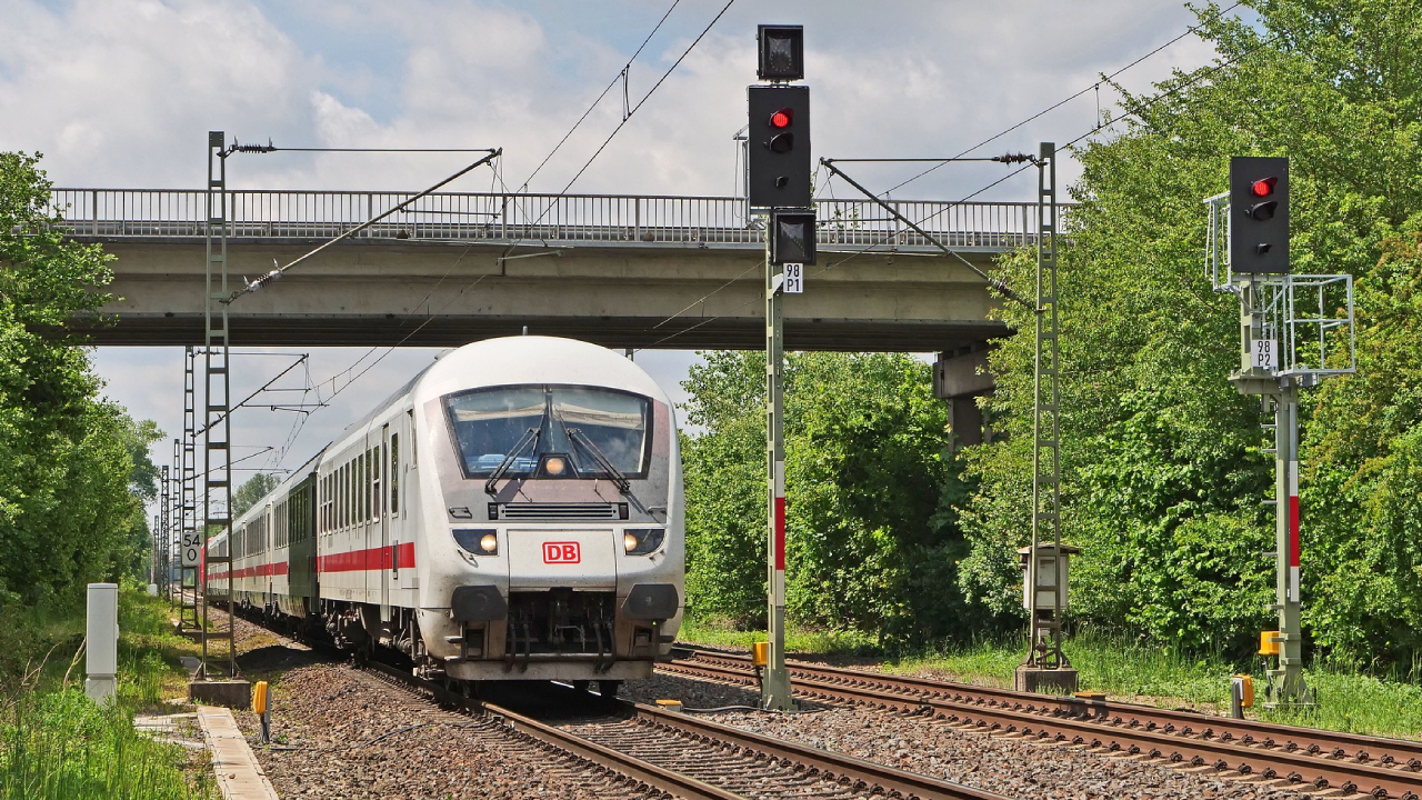 Deutsche Bahn'dan acil durum freni: İşe alımları durduracaklar