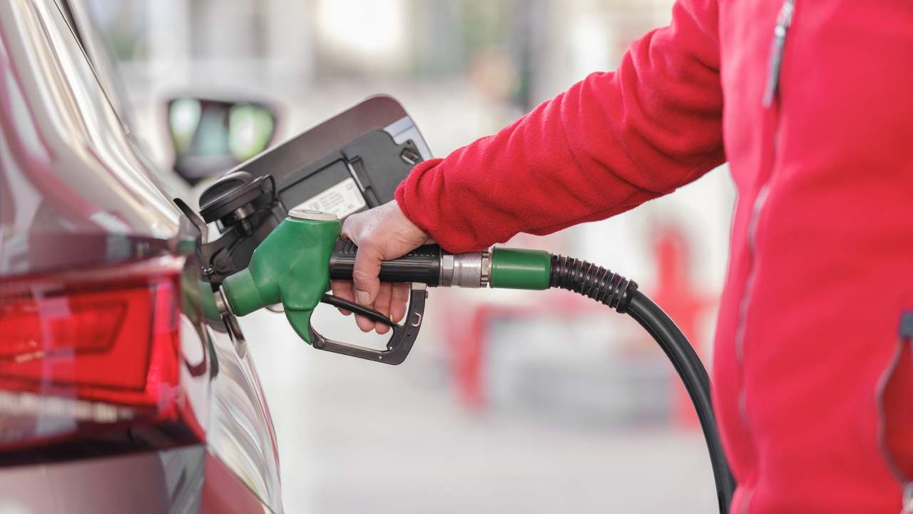 İstasyonlardaki fahiş yakıt fiyatları gören sürücüler duruma isyan etti