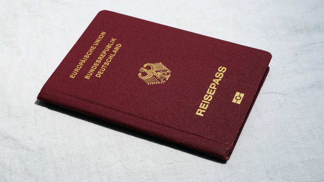 Almanya'da yeni kimlik ve pasaport başvurularında büyük değişiklik