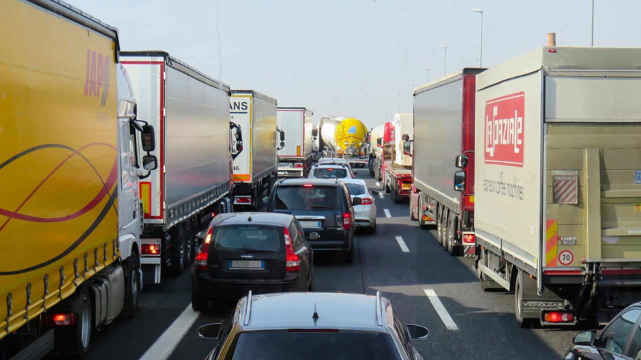 Alman otoyollarında kamyonlar, ekonomik gidişatın yönünü gösteriyor