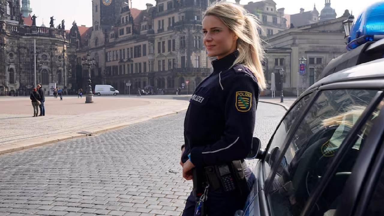 "Almanya'nın en güzel kadın polisi" geri dönüyor