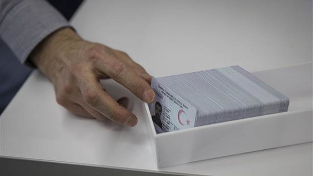 Yeni kimlik kartlarına 'kira' ödenecek