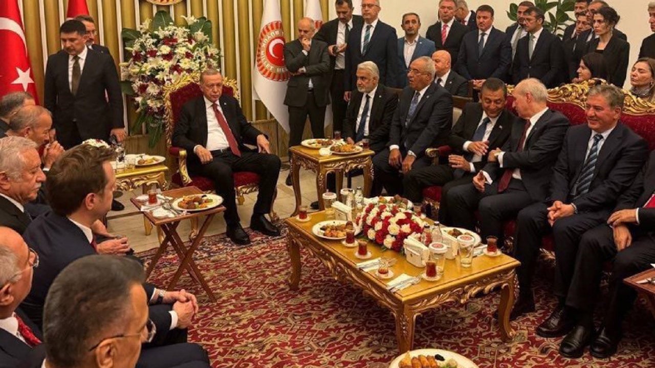 Herkes Özgür Özel’in randevu almasını beklerken ilk hamle Erdoğan’dan geldi: İşte satır satır Meclis’teki sohbet